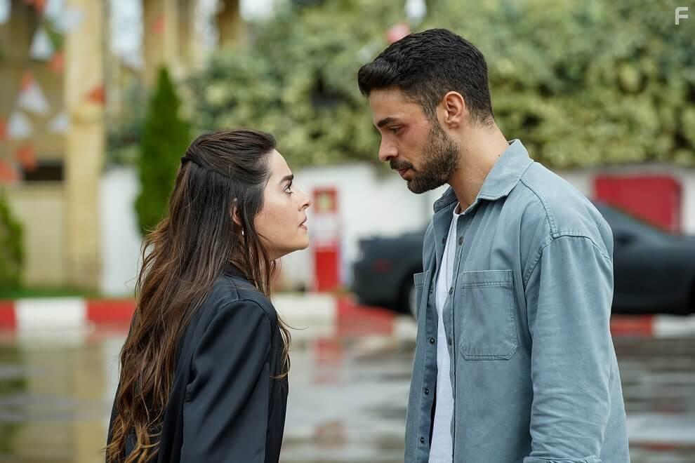 Halit zgr Sari and Simay Barlas in Yabani (2023)