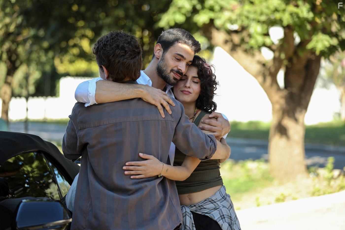 Halit zgr Sari, Rojbin Erden, and Sezer Aricay in Yabani (2023)