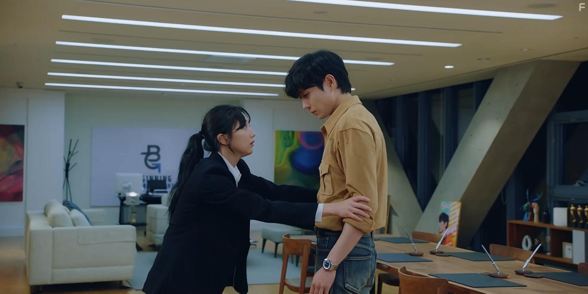 Kim Young-Dae and Pyo Ye-jin in Naje Ddeuneun Dal (2023)