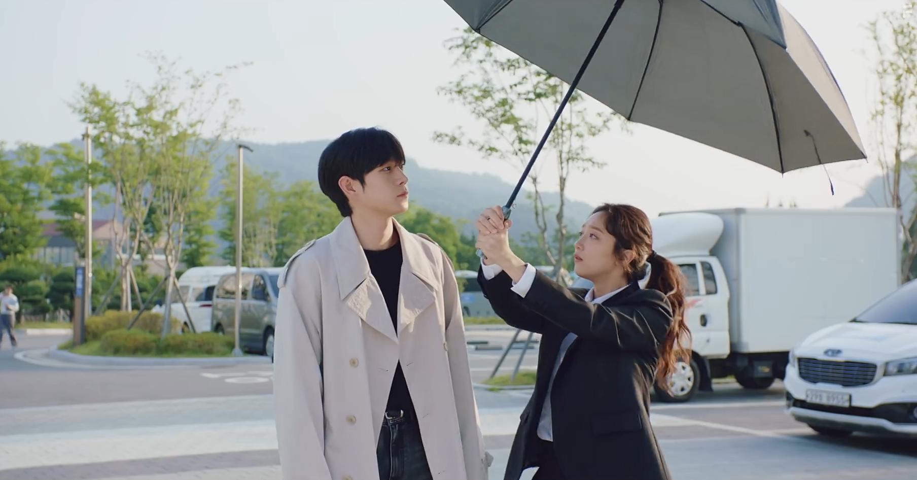 Kim Young-Dae and Pyo Ye-jin in Naje Ddeuneun Dal (2023)