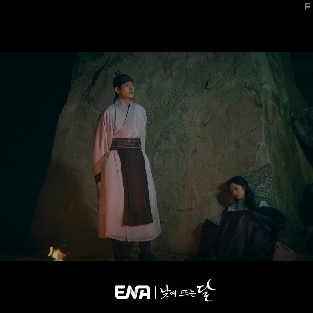 Naje Ddeuneun Dal (2023)