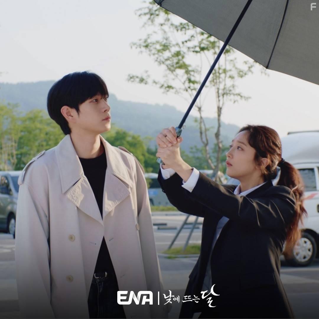 Naje Ddeuneun Dal (2023)