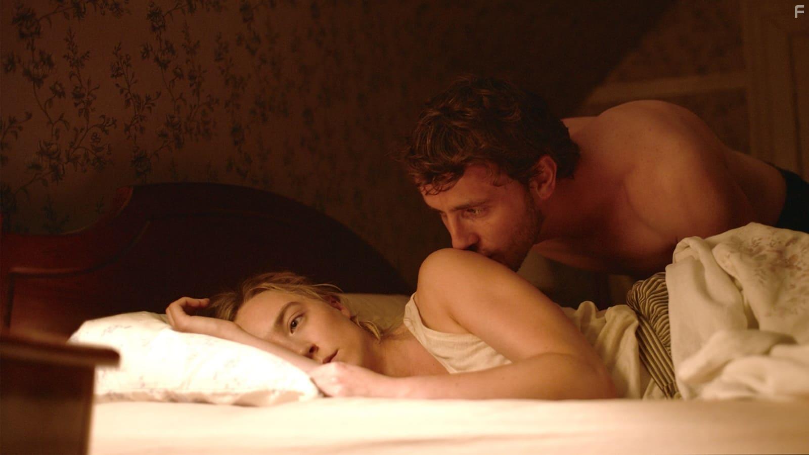 Saoirse Ronan and Paul Mescal in Foe (2023)