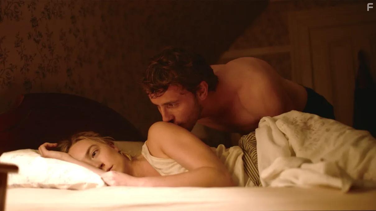 Saoirse Ronan and Paul Mescal in Foe (2023)