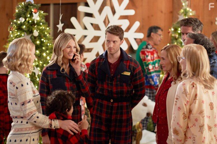 Susan Hamann, Viggo Hanvelt, Jonathan Keltz, Joanna Douglas, Debra Hale, and Rebecca Dalton in Christmas by Design (2023)