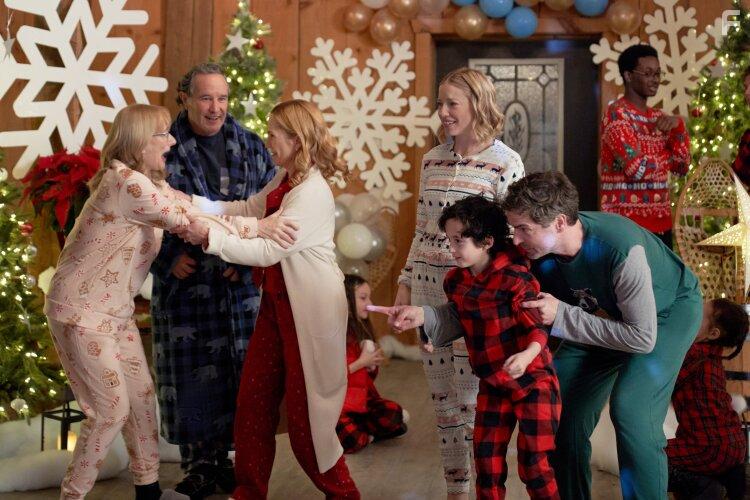 Tomas Chovanec, Susan Hamann, Tim Progosh, Viggo Hanvelt, Joanna Douglas, and Debra Hale in Christmas by Design (2023)
