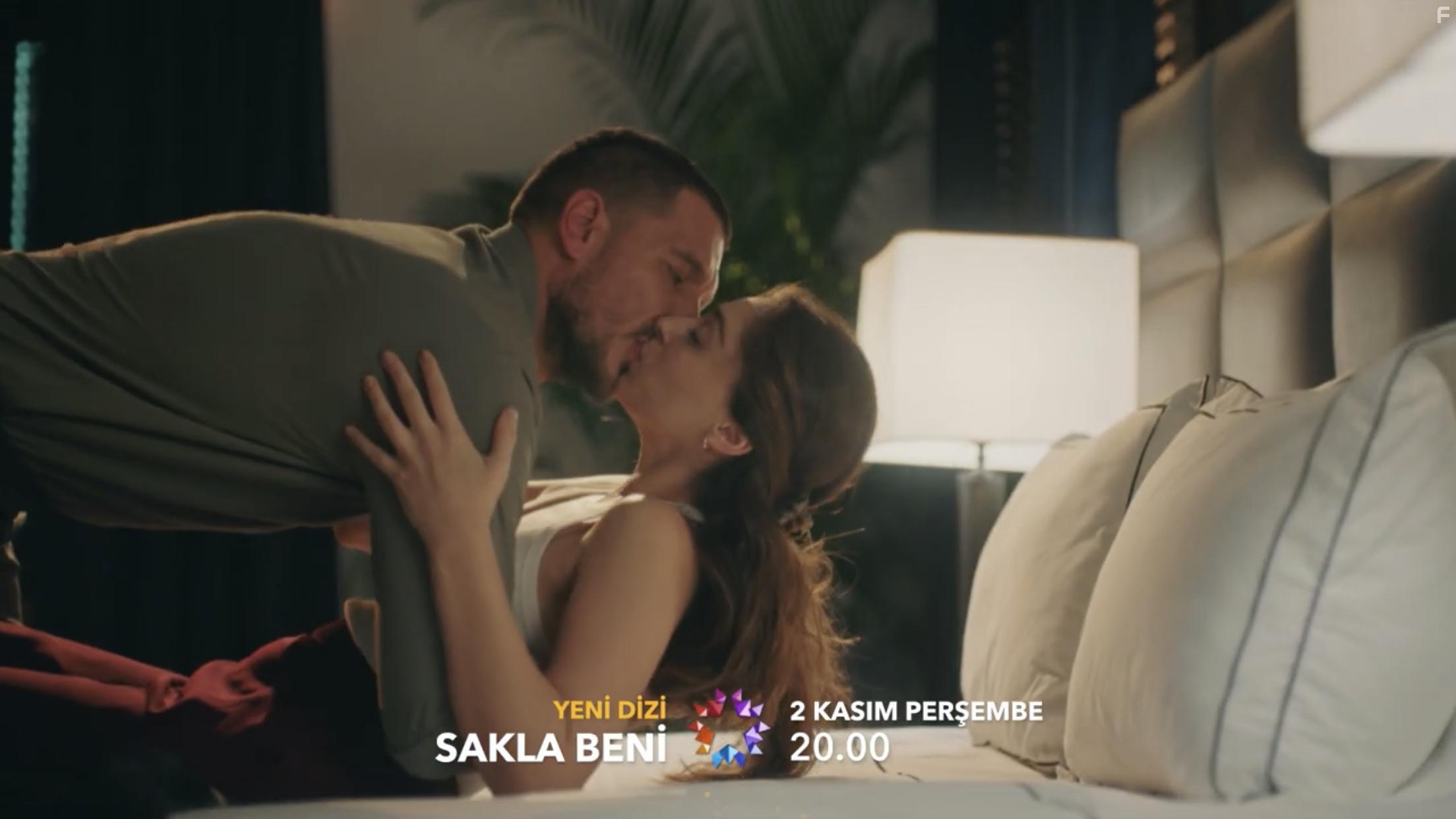 Uraz Kaygilaroglu and Cemre Baysel in Sakla Beni (2023)