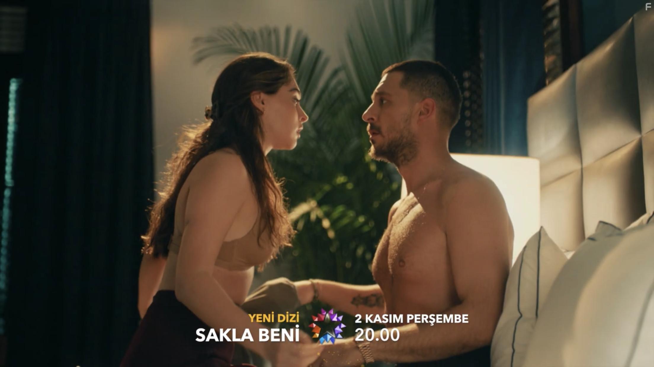 Uraz Kaygilaroglu and Cemre Baysel in Sakla Beni (2023)
