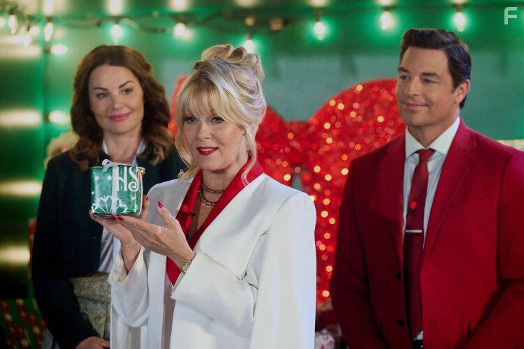 Barbara Niven, Brennan Elliott, and Erica Durance in Ms. Christmas Comes to Town (2023)