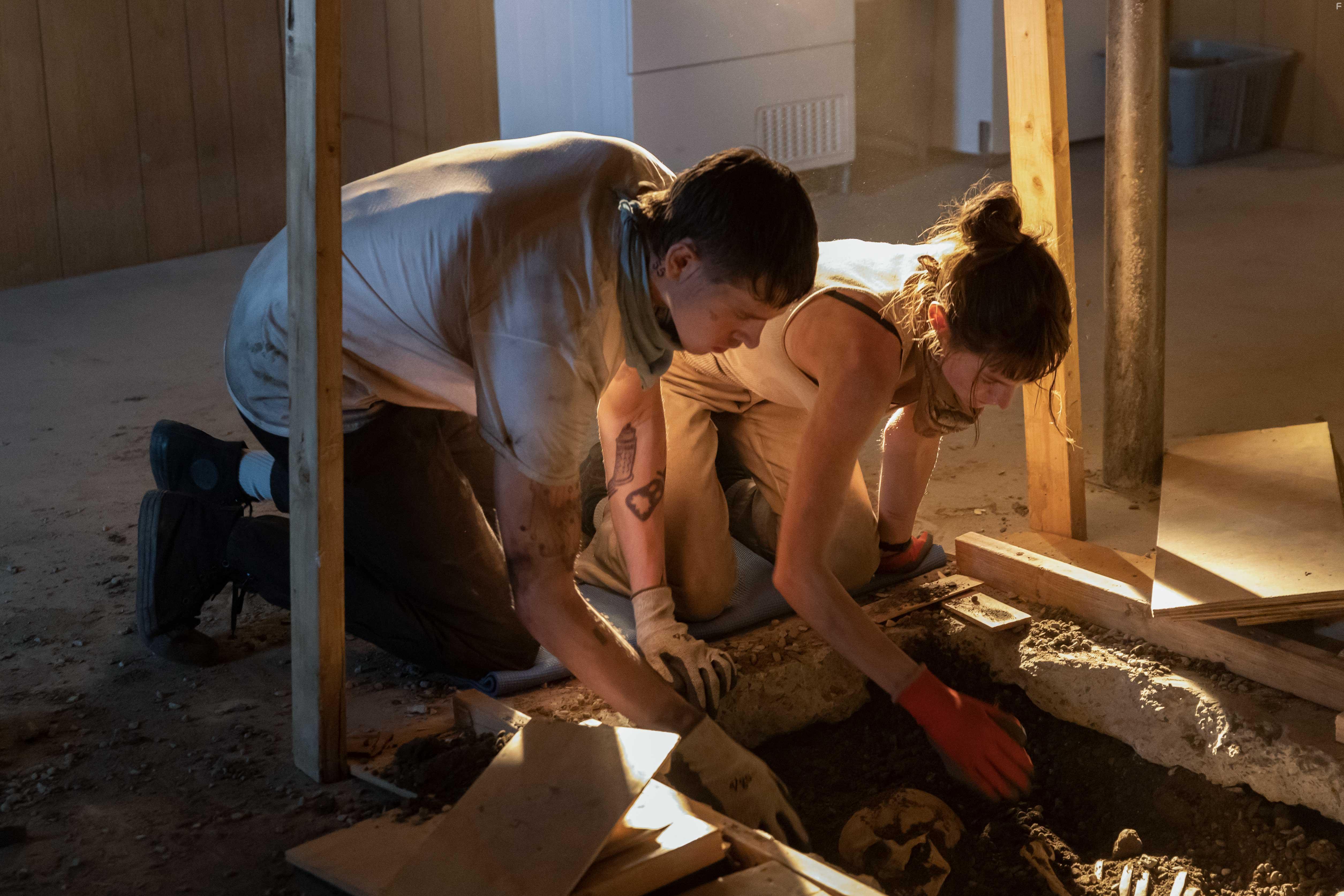 Emma Corrin and Harris Dickinson in Gibangdoryeong (2019)