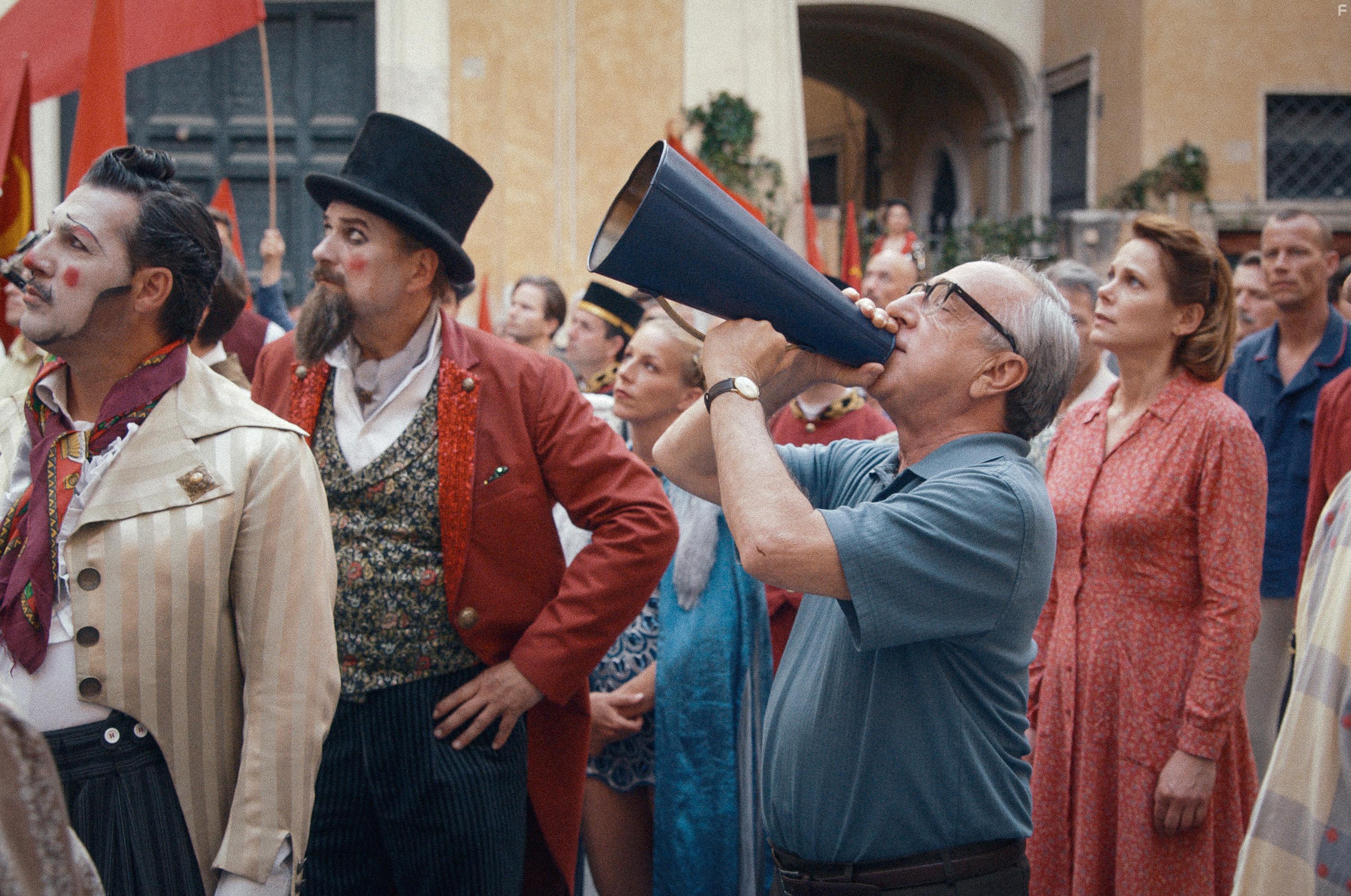 Barbora Bobulova and Silvio Orlando in Il sol dell'avvenire (2023)