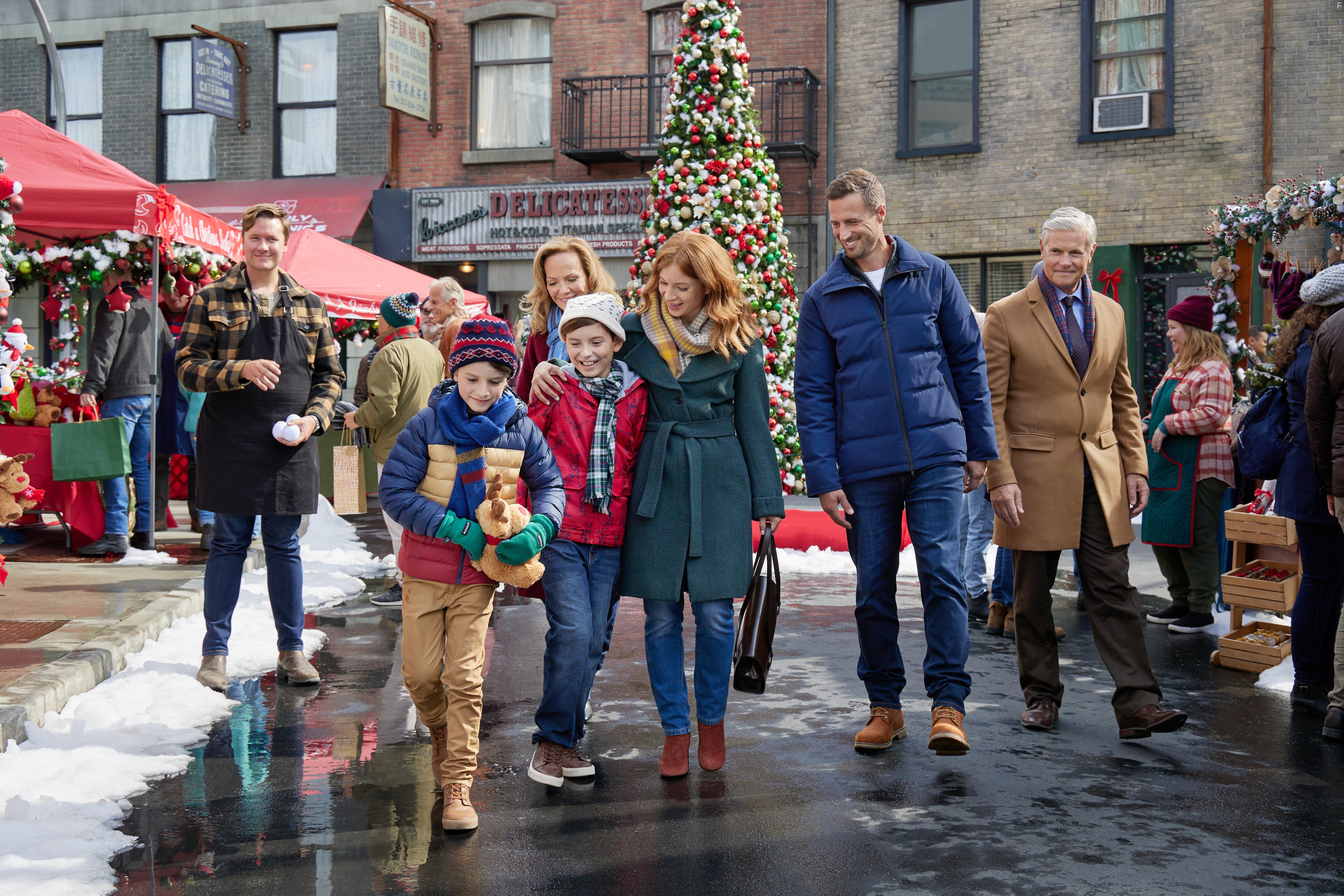 Cameron Bancroft, Laura Soltis, Azriel Dalman, Stacey Farber, Brendan Penny, and Benjamin Jacobson in A Season for Family (2023)