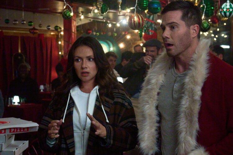 Luke Macfarlane and Italia Ricci in Catch Me If You Claus (2023)