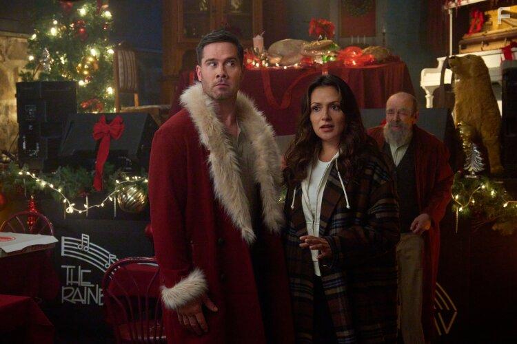 Luke Macfarlane and Italia Ricci in Catch Me If You Claus (2023)