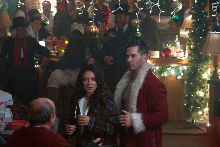Luke Macfarlane and Italia Ricci in Catch Me If You Claus (2023)