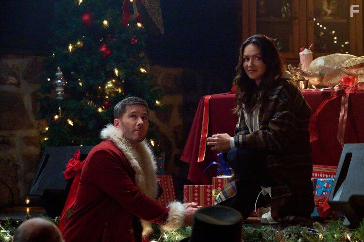 Luke Macfarlane and Italia Ricci in Catch Me If You Claus (2023)