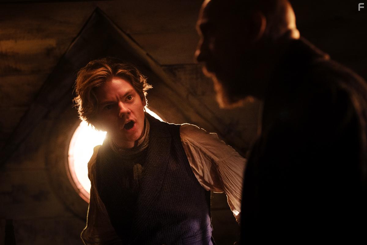 Thomas Brodie-Sangster in The Artful Dodger (2023)