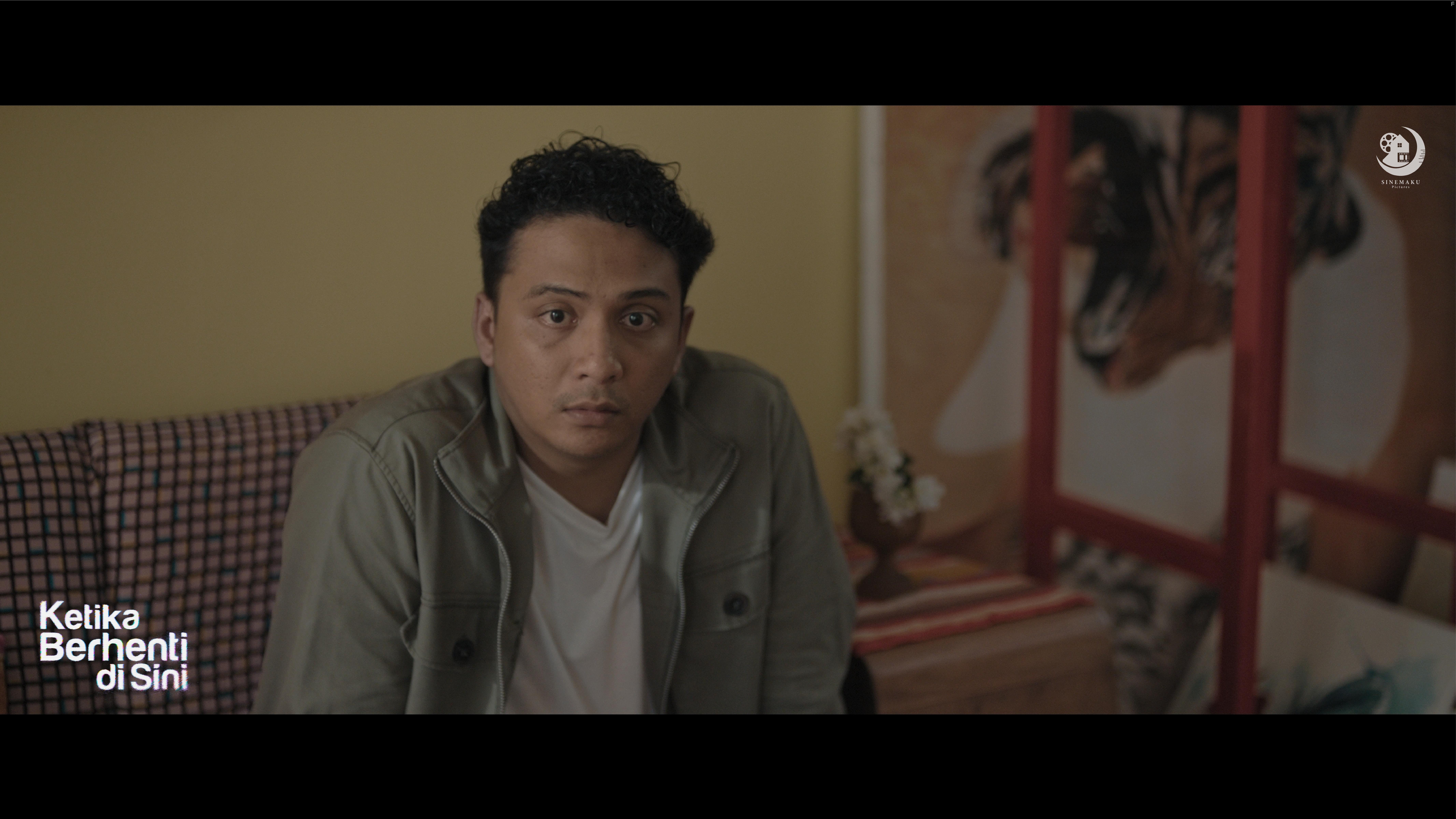 Sal Priadi in Ketika Berhenti di Sini (2023)