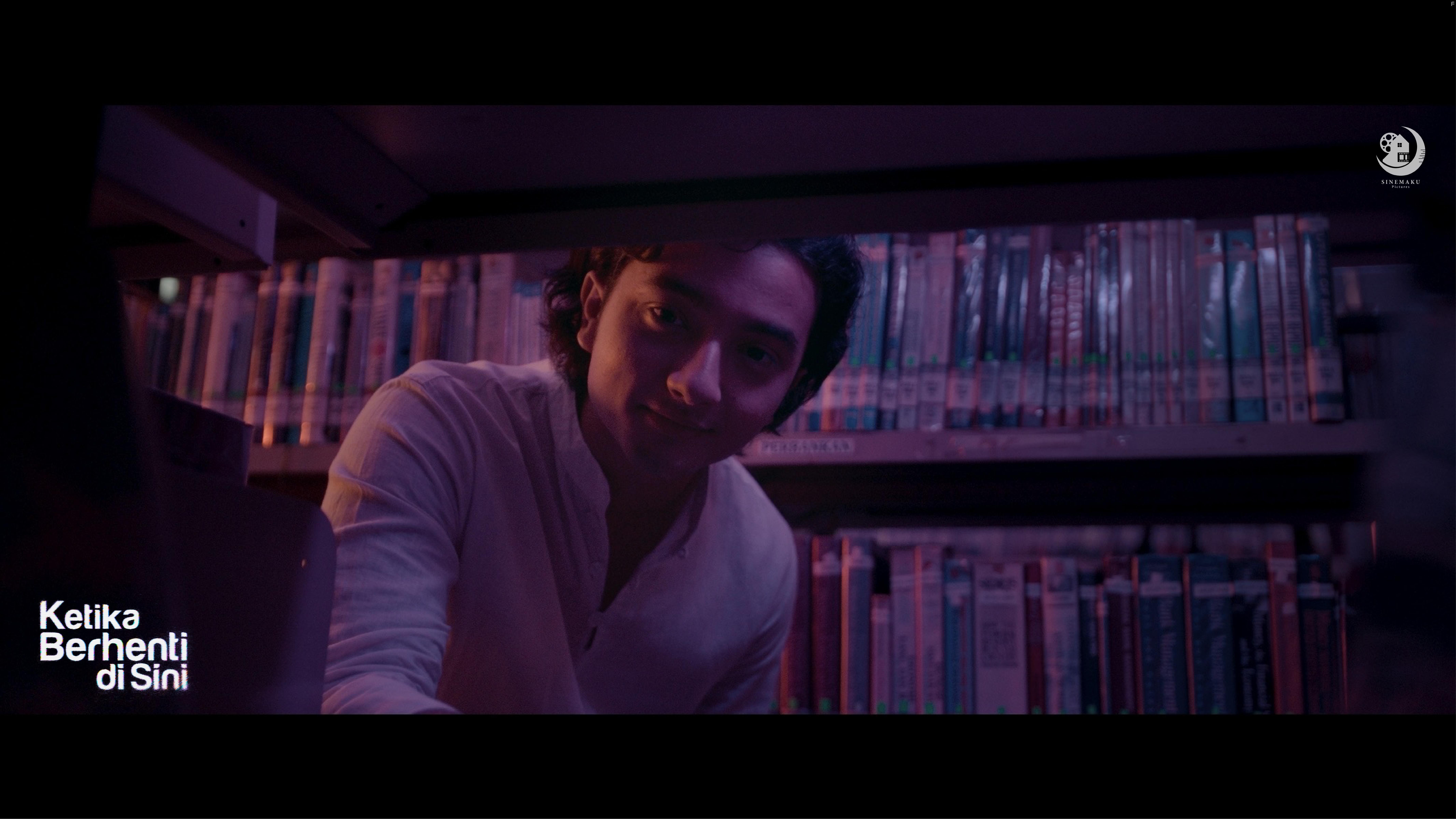 Bryan Domani in Ketika Berhenti di Sini (2023)