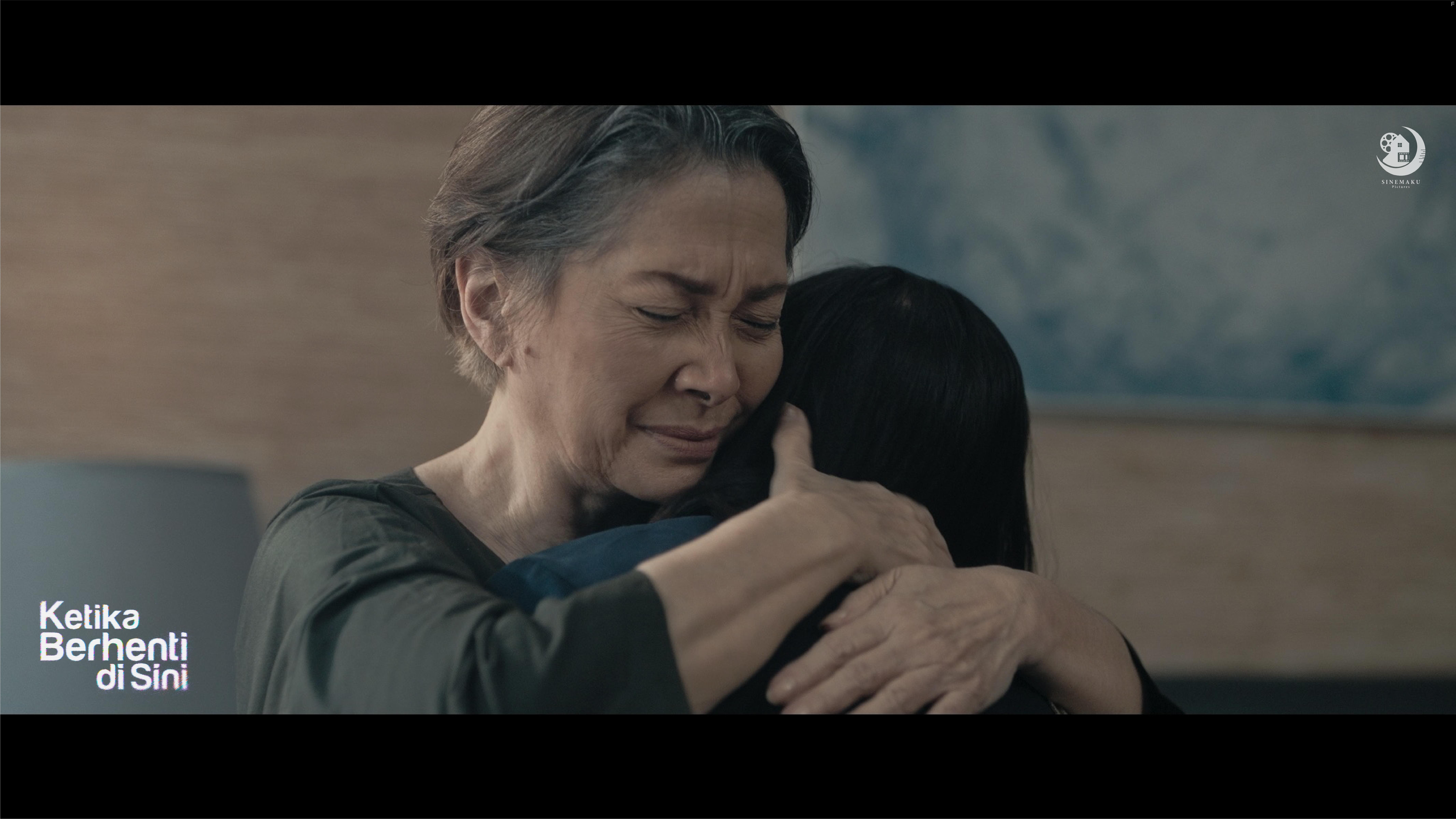 Widyawati and Prilly Latuconsina in Ketika Berhenti di Sini (2023)