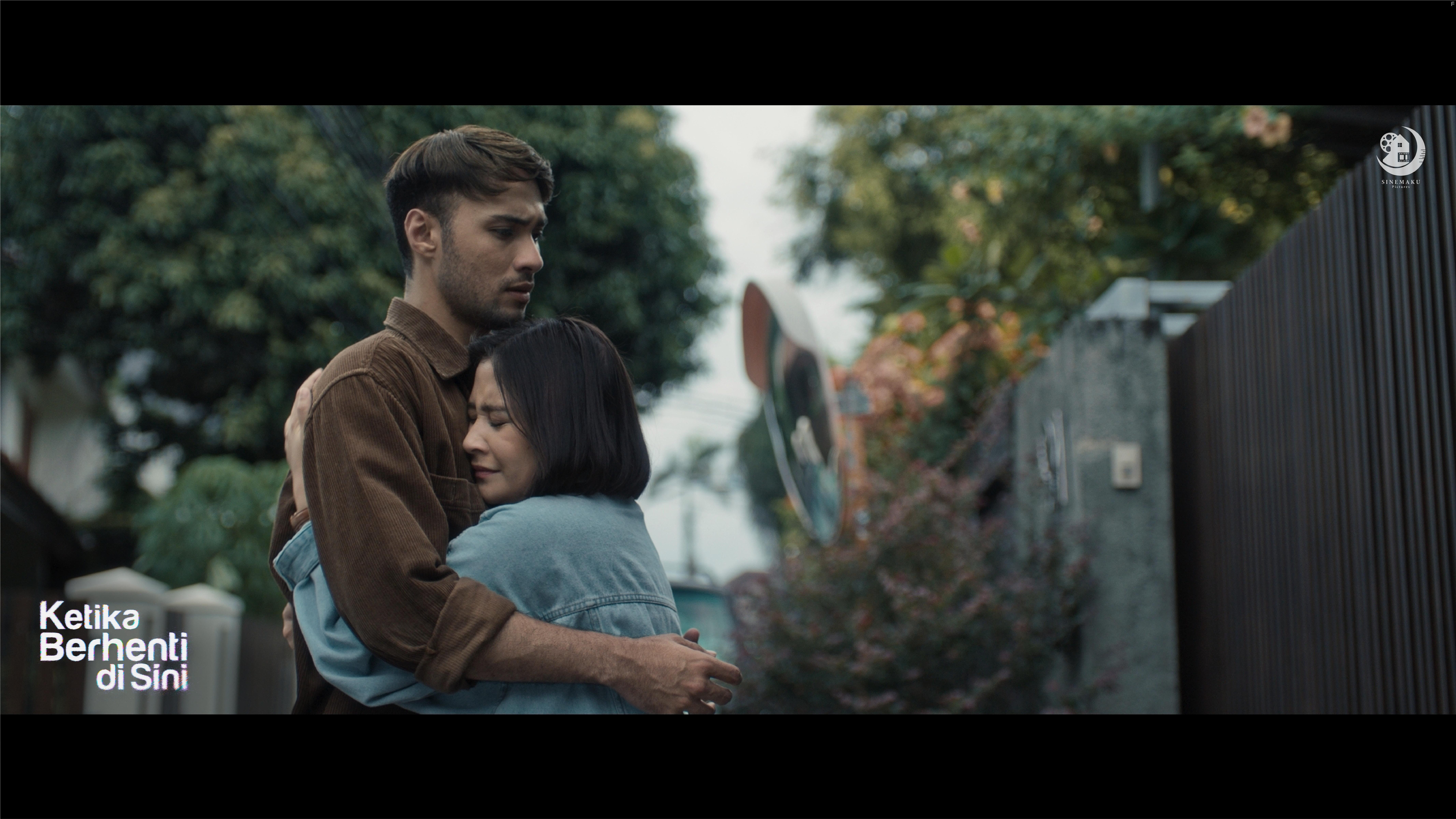 Prilly Latuconsina and Refal Hady in Ketika Berhenti di Sini (2023)