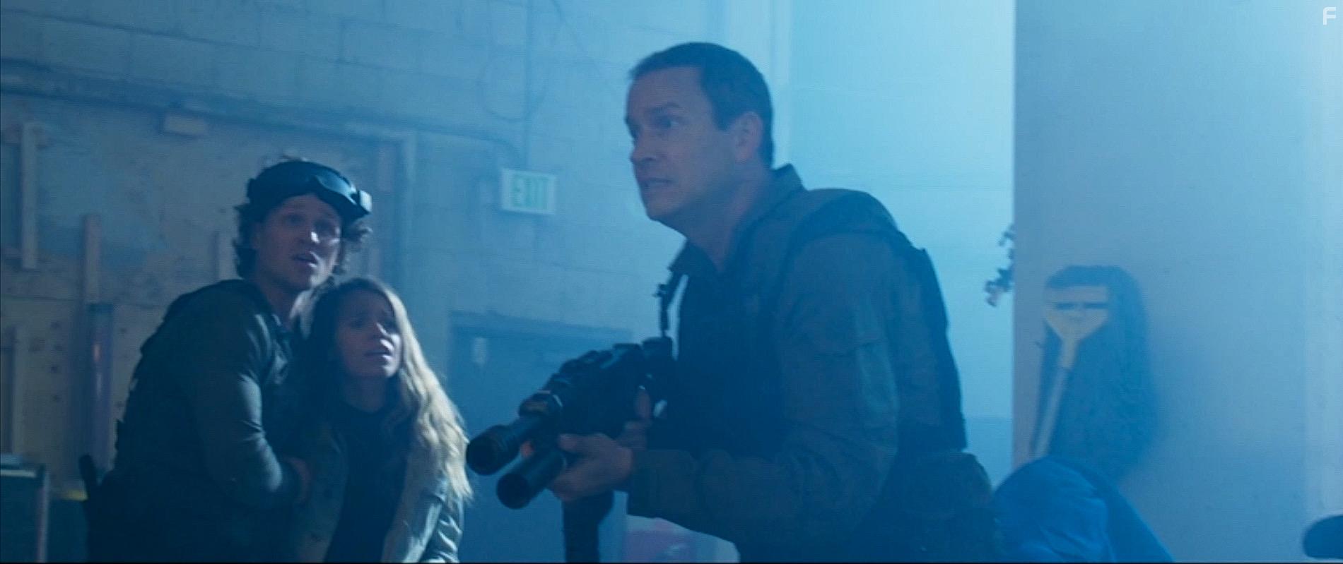 Matthew Gademske, Chad Ridgely, and Geena Alexandra in Transmorphers - Mech van oorlogsbeesten (2023)