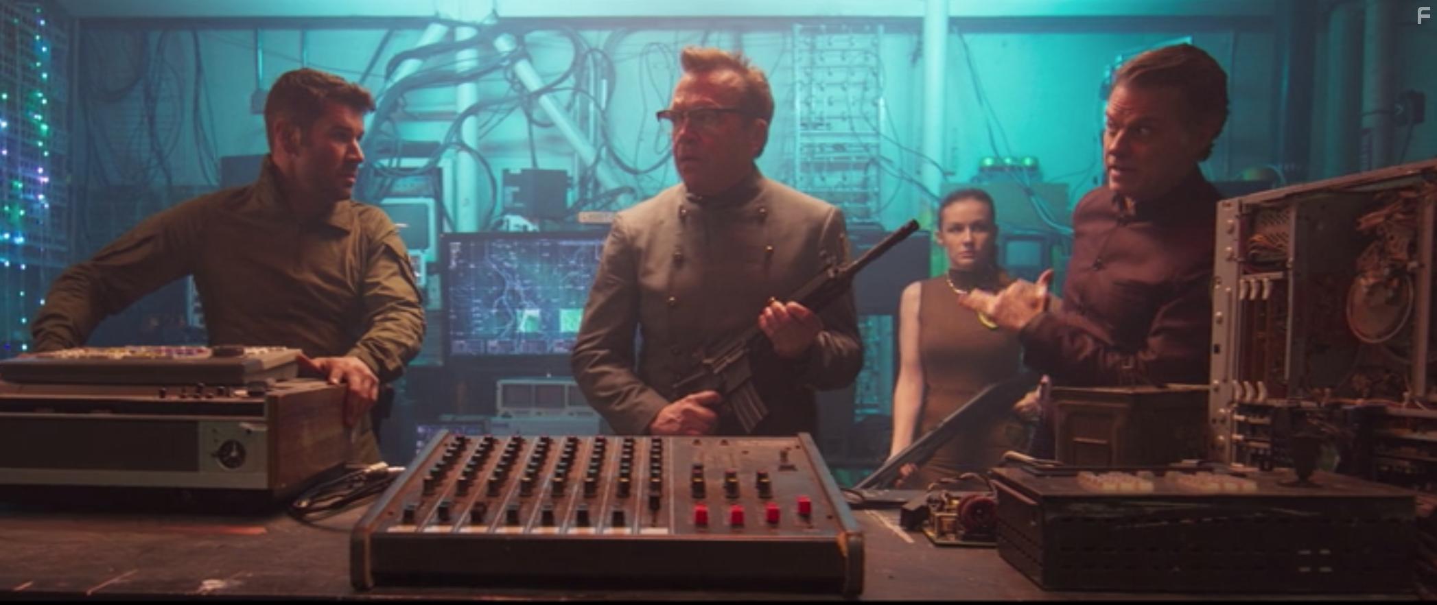 Tom Arnold, Anthony Jensen, Charlotte Bjornbak, and Mark Justice in Transmorphers - Mech van oorlogsbeesten (2023)