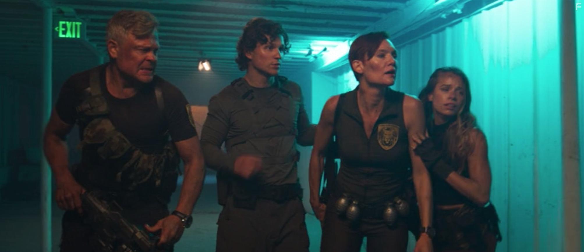 Matthew Gademske, Jolene Andersen, Todd Karner, and Geena Alexandra in Transmorphers - Mech van oorlogsbeesten (2023)