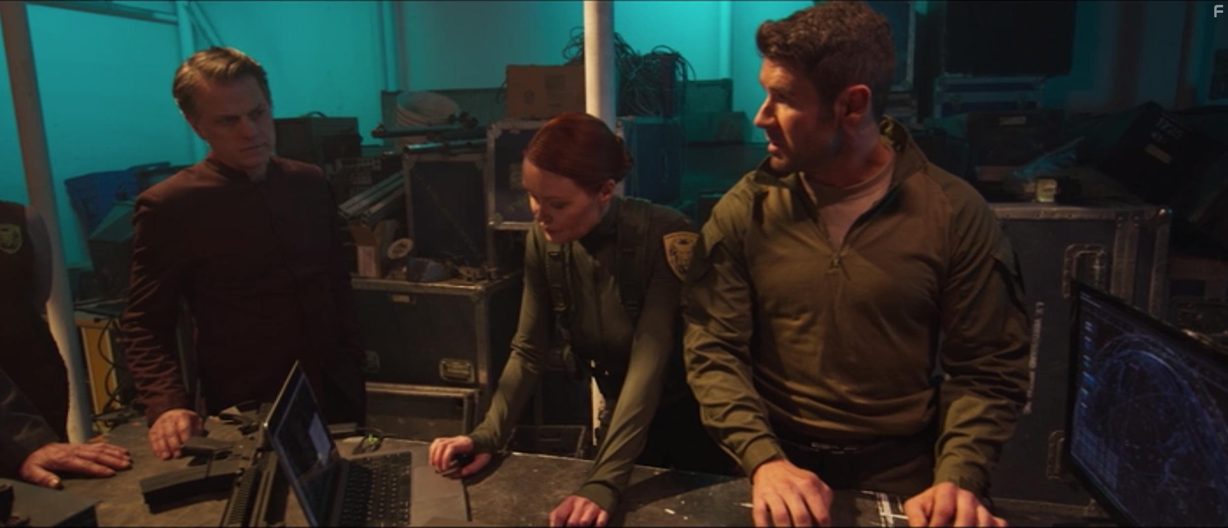 Anthony Jensen, Charlotte Bjornbak, and Mark Justice in Transmorphers - Mech van oorlogsbeesten (2023)