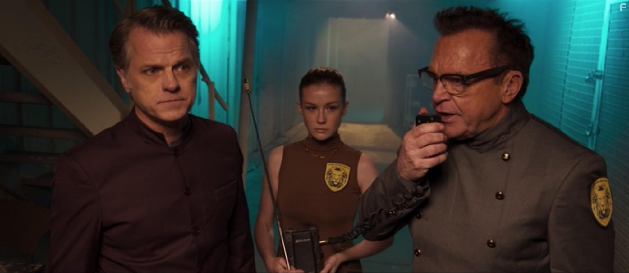 Tom Arnold, Anthony Jensen, and Tania Fox in Transmorphers - Mech van oorlogsbeesten (2023)