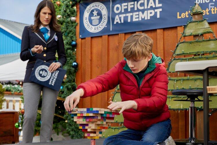 Alison Wandzura and Aias Dalman in A World Record Christmas (2023)