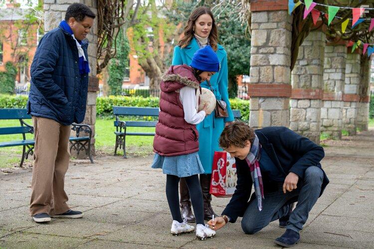 William Moseley, Sarah Ramos, Grace Reilly, and Andayi Brew Mbirika in Christmas in Notting Hill (2023)