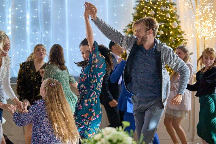 Rhiannon Fish and David Elsendoorn in My Norwegian Holiday (2023)