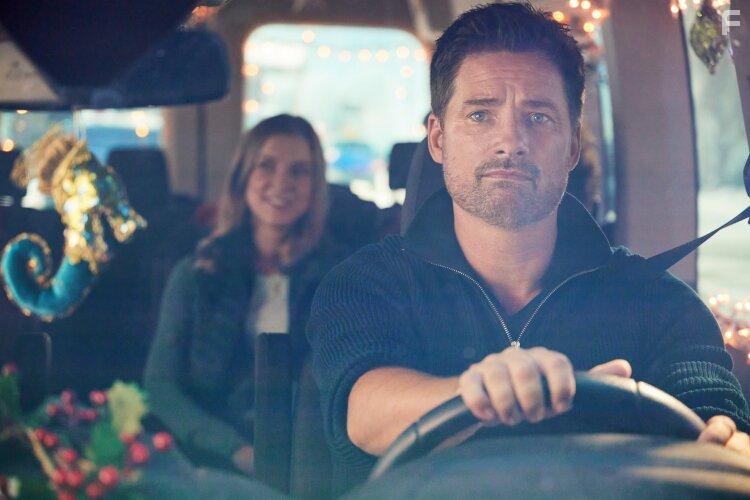 Warren Christie and Sara Canning in Holiday Road (2023)