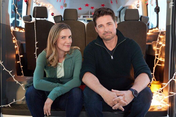 Warren Christie and Sara Canning in Holiday Road (2023)