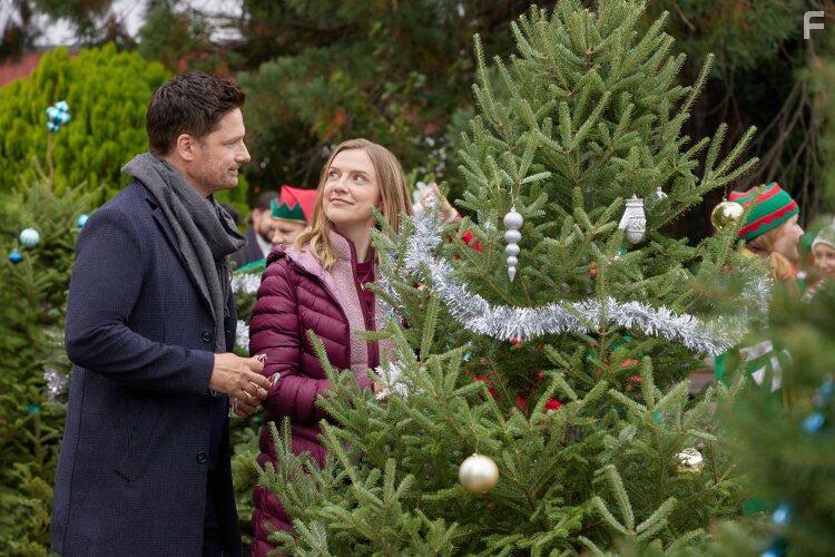 Warren Christie and Sara Canning in Holiday Road (2023)