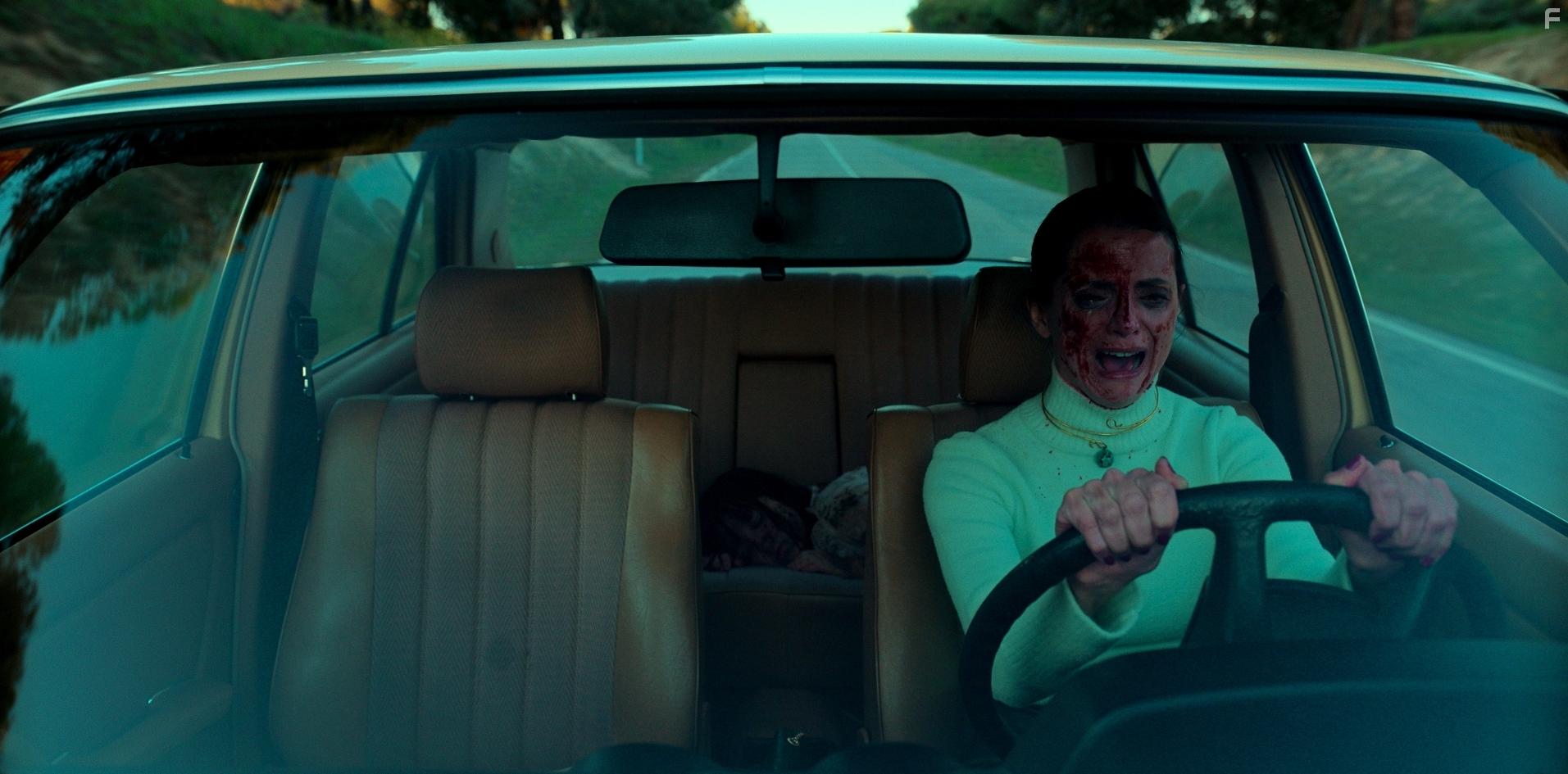 Macarena Gmez and Sofa Garca in Y todos ardern (2021)