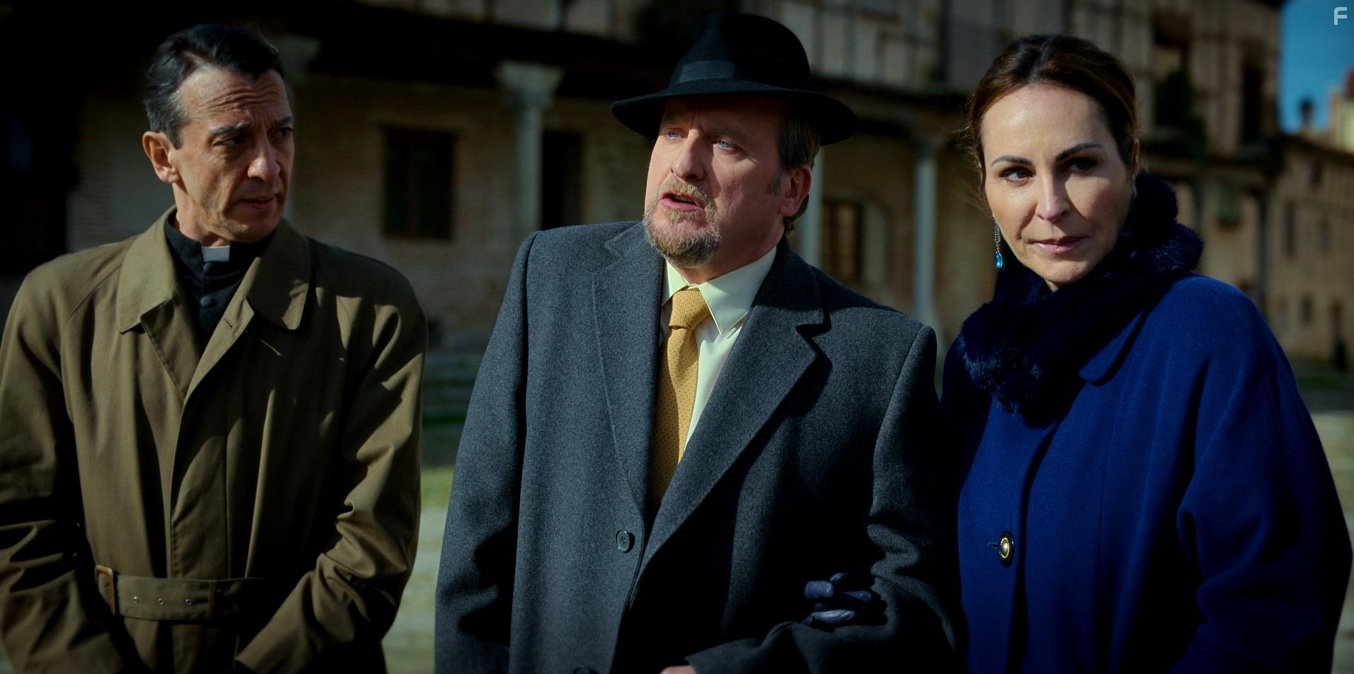 Fernando Cayo, Ana Miln, and Germn Torres in Y todos ardern (2021)