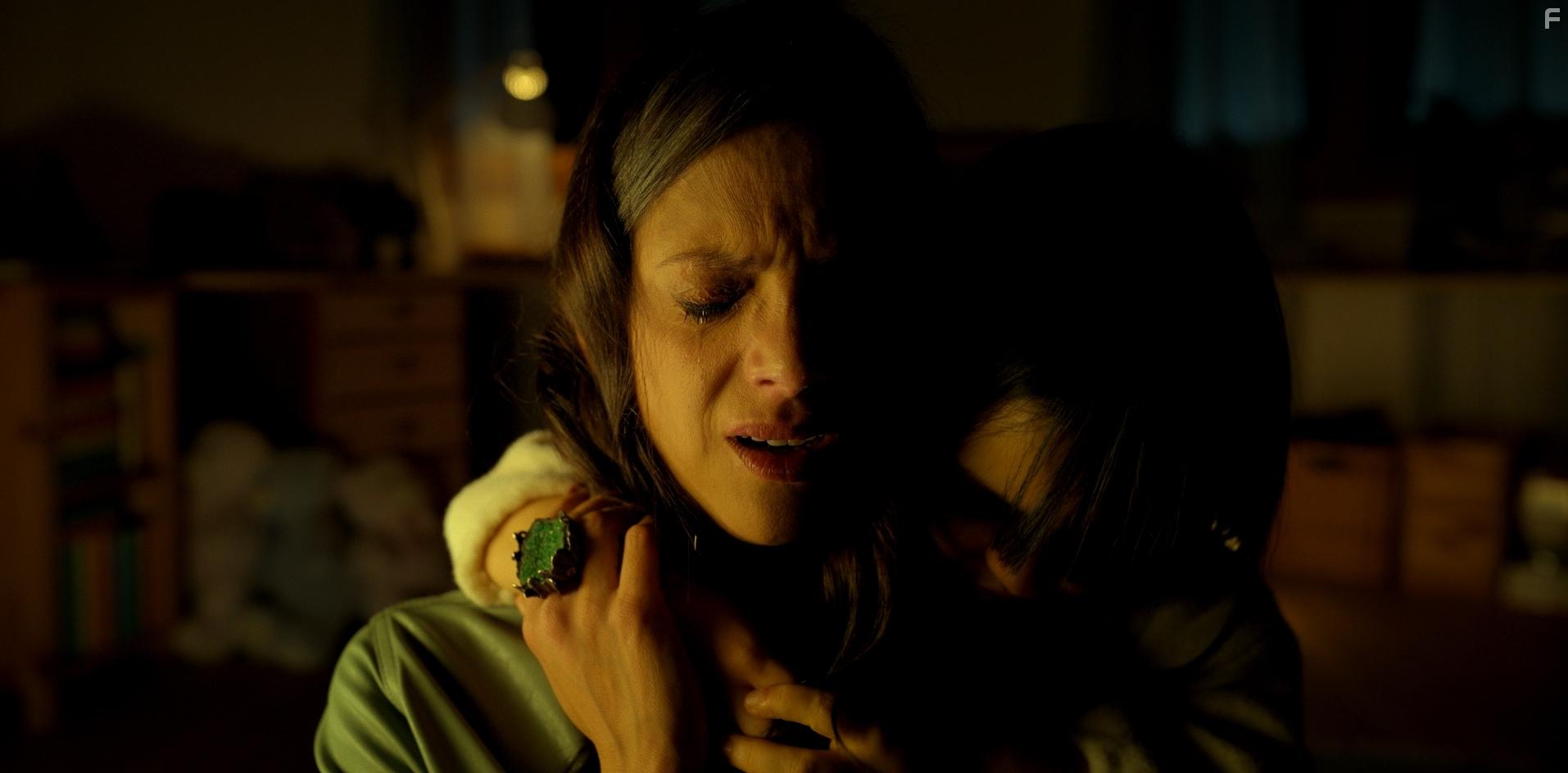 Macarena Gmez and Sofa Garca in Y todos ardern (2021)