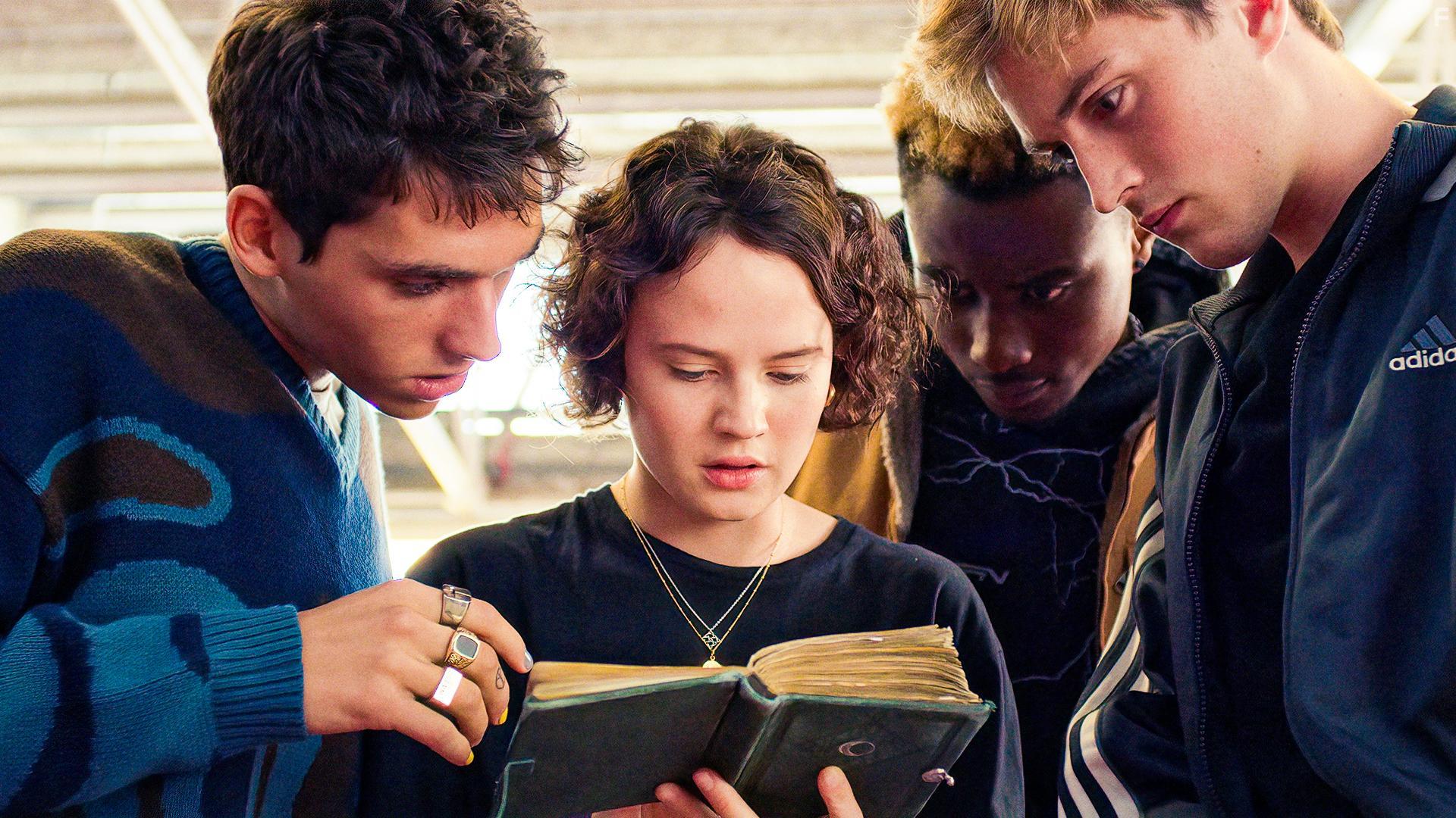 Efeosa Afolabi, Rhys Mannion, Jana McKinnon, and Tho Augier Bonaventure in Silber und das Buch der Trume (2023)