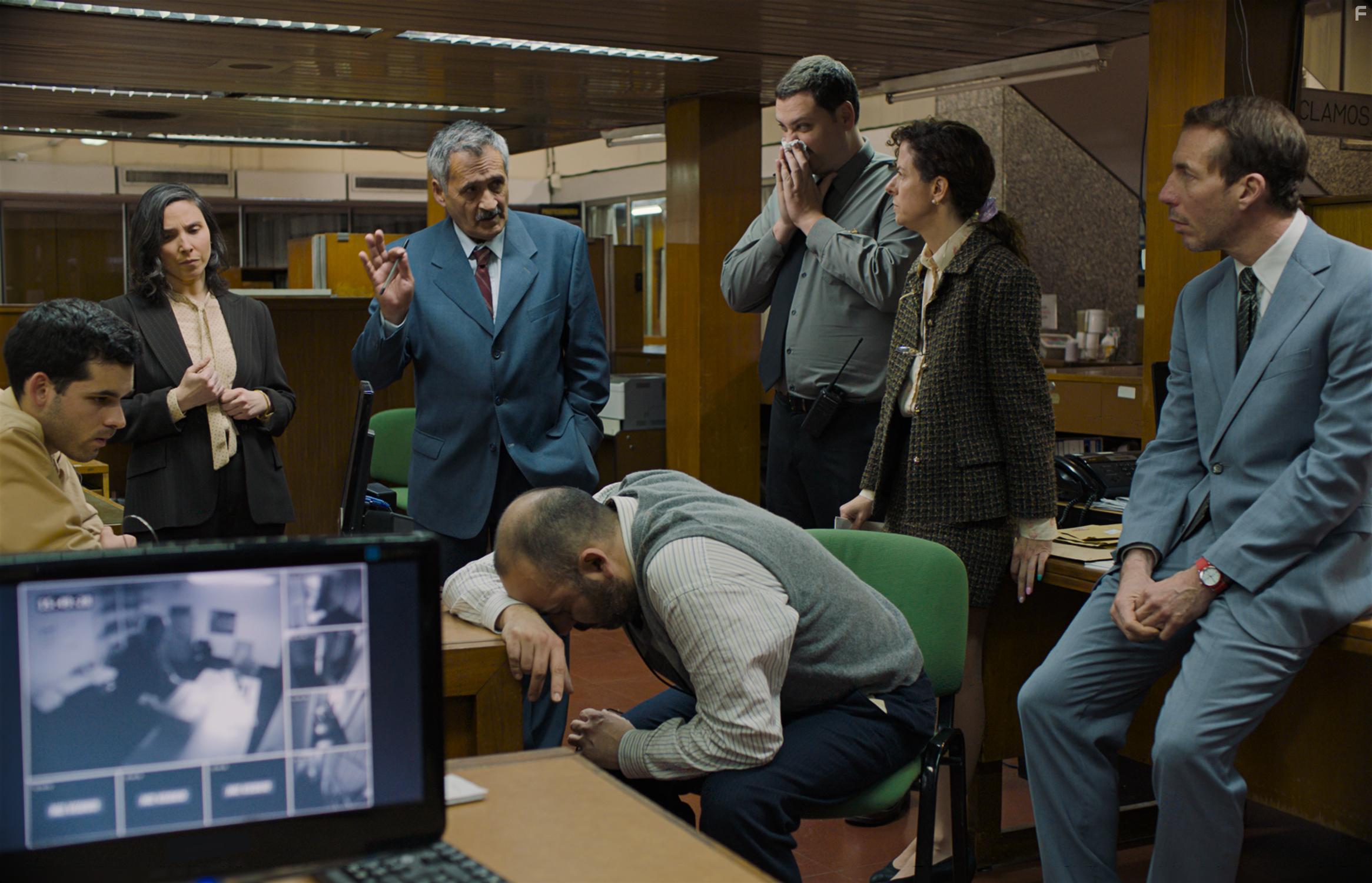 Germn De Silva, Mariana Chaud, Esteban Bigliardi, Iair Said, Laura Paredes, and Lalo Rotavera in Los delincuentes (2023)