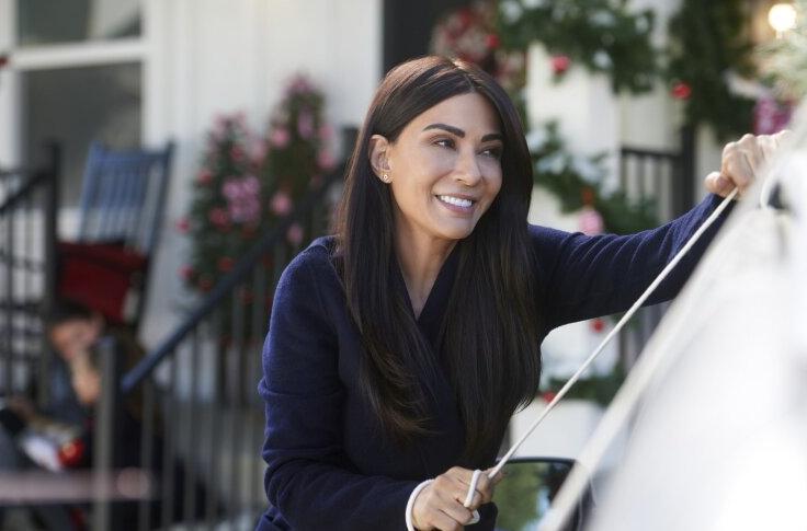 Marisol Nichols in Holly & Ivy (2020)