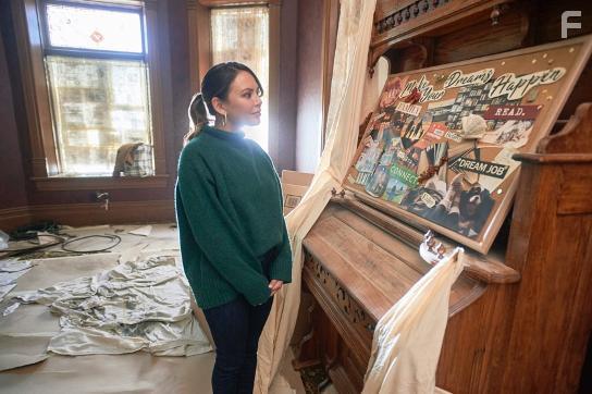 Janel Parrish in Holly & Ivy (2020)