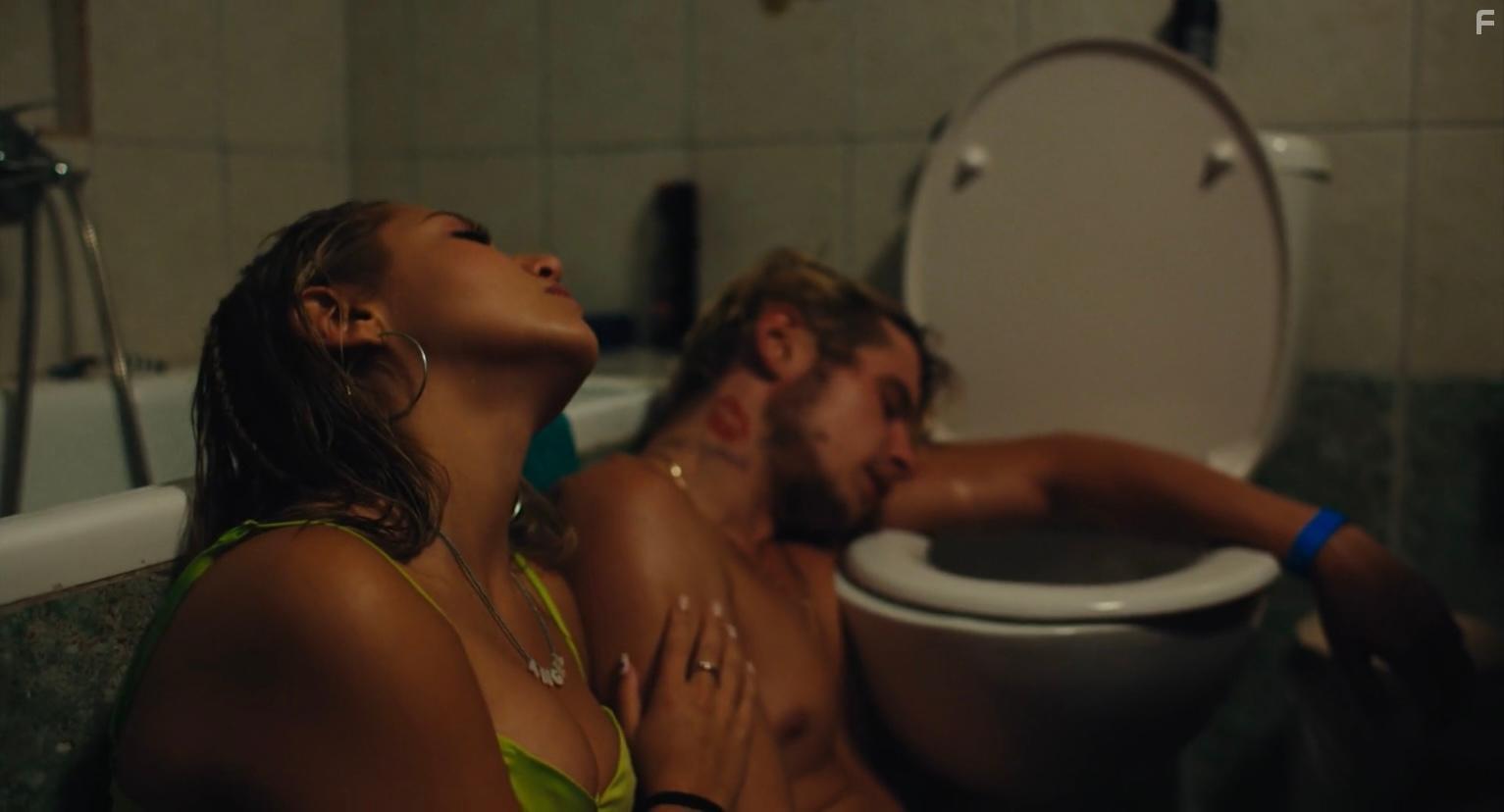 Mia McKenna-Bruce and Shaun Thomas in How to Have Sex (2023)