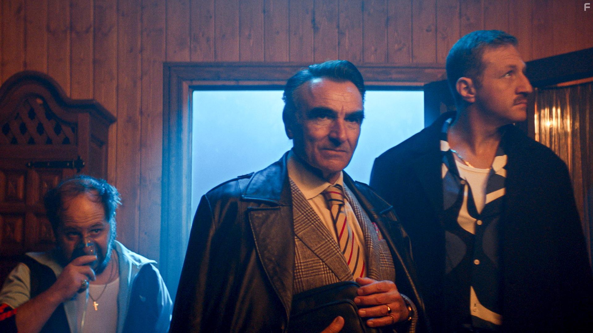 Alfonso Agra, Toms Pozzi, and Michael John Treanor in Hay algo en el bosque (2024)