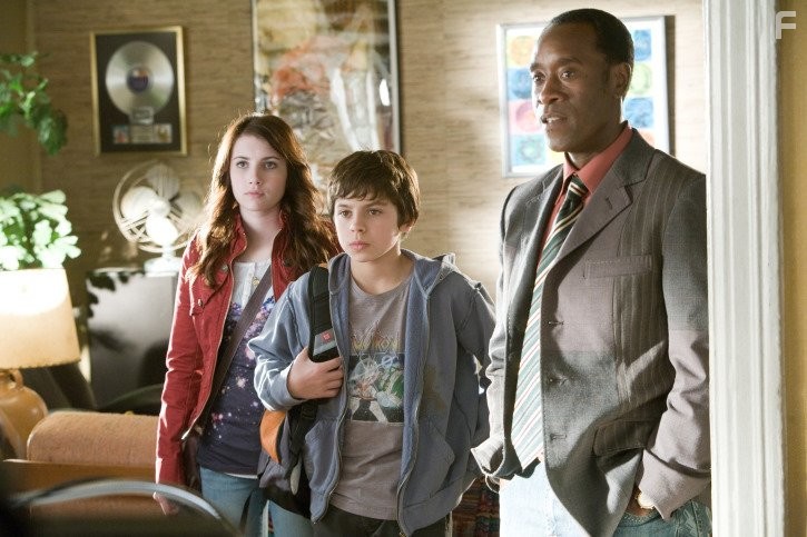 Don Cheadle, Emma Roberts, and Jake T. Austin in Отель для собак (2009)