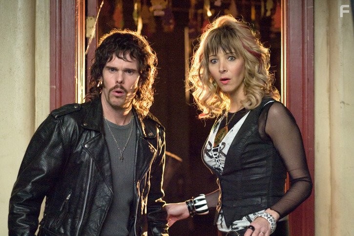 Kevin Dillon and Lisa Kudrow in Отель для собак (2009)