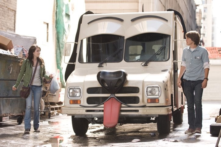 Emma Roberts and Johnny Simmons in Отель для собак (2009)