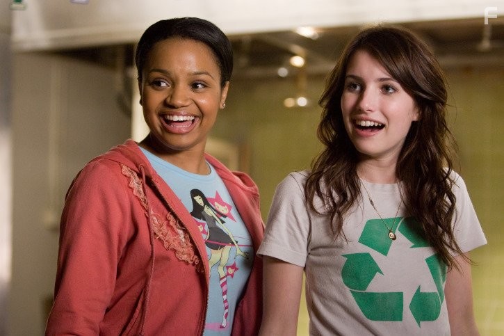Kyla Pratt and Emma Roberts in Отель для собак (2009)
