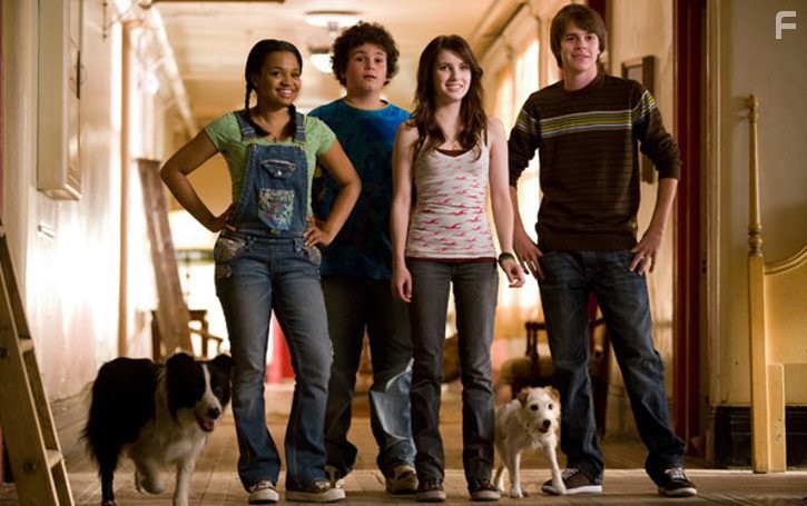 Kyla Pratt, Emma Roberts, Troy Gentile, and Johnny Simmons in Отель для собак (2009)